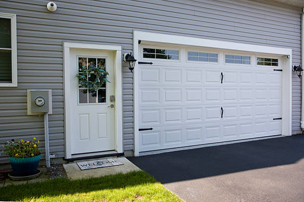 24/7 Emergency Garage Door Panel Replacement experts in Holmes County County, FL